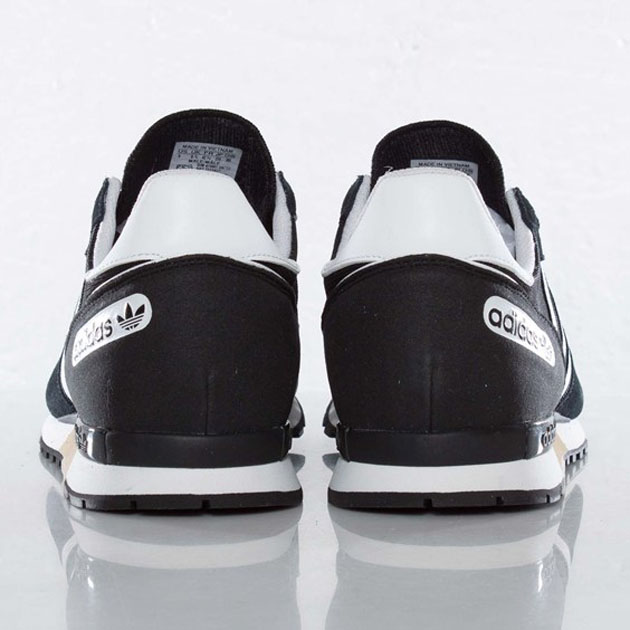 Q23427 adidas Originals Phantom-Black-Running White-White Vapour-3