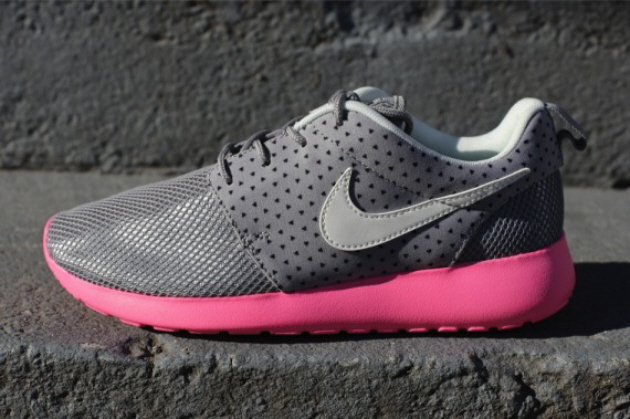 Nike WMNS Roshe Run – „Medium Grey/Polarized Pink” 1