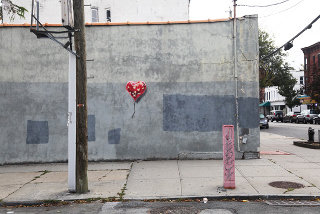 Banksy-Bandage Heart (Better Out Than In–dzien 7)-1