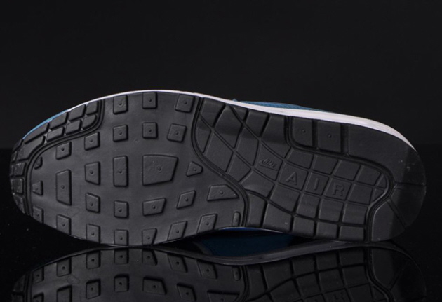 Nike-Air-Max-1-Essential-white-night-factor-vvd-bl-blk5