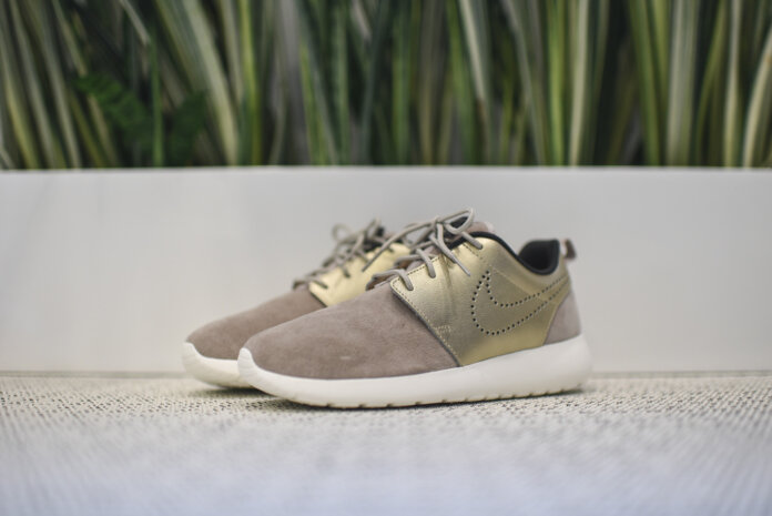 Nike WMNS Roshe One Premium - String / Metallic Gold