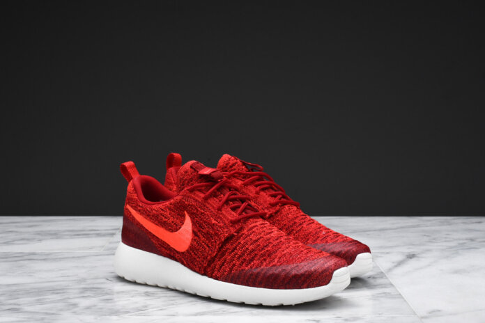 Nike WMNS Roshe One Flyknit - Gym Red / Bright Crimson - Team Red