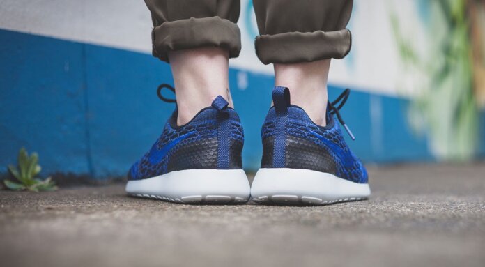 Nike WMNS Roshe One Flyknit - Dark Obsidian / White