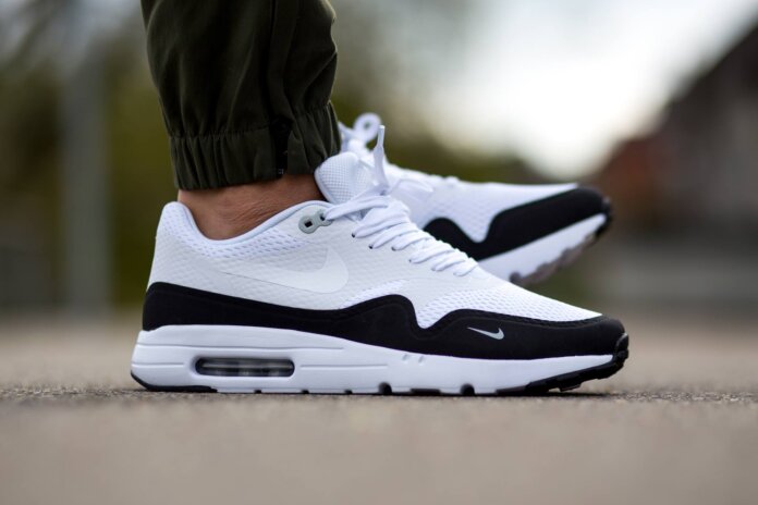 Nike Air Max1 Ultra Essential-White-White-Black-Wolf Grey