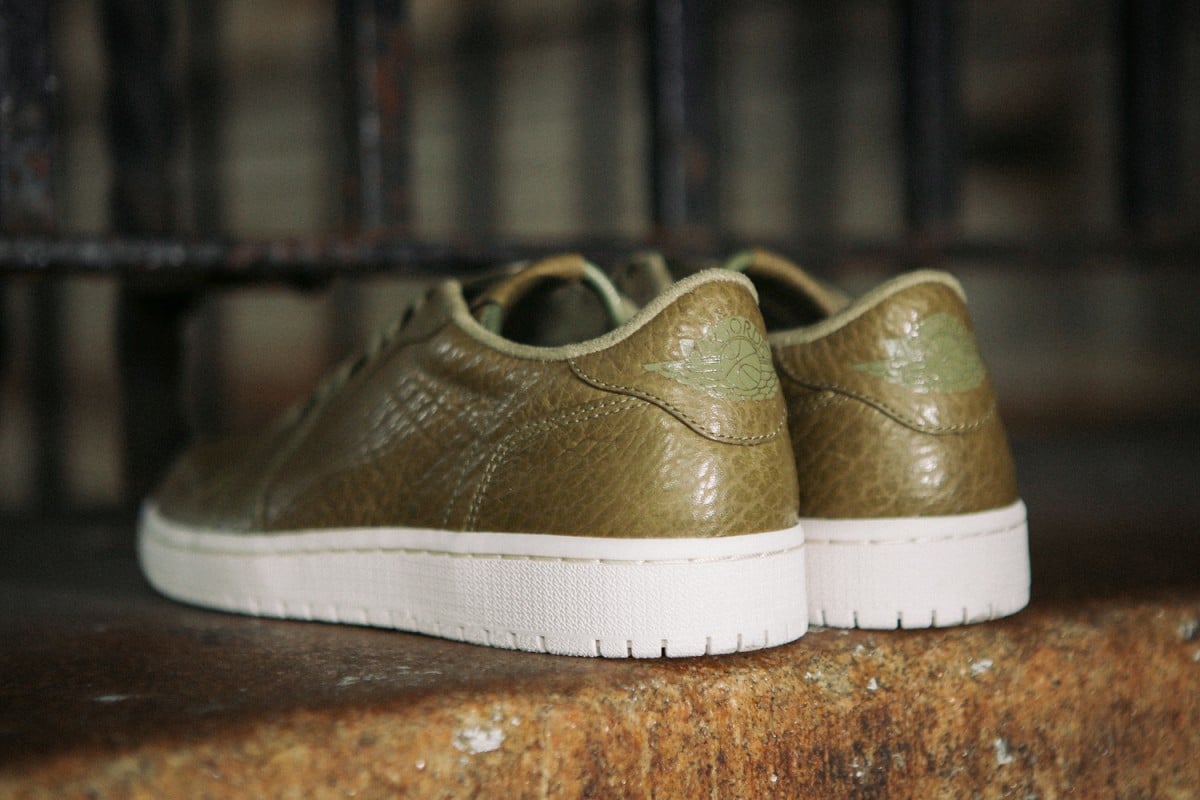 air-jordan-1-low-no-swoosh-hands-on-05-1200x800