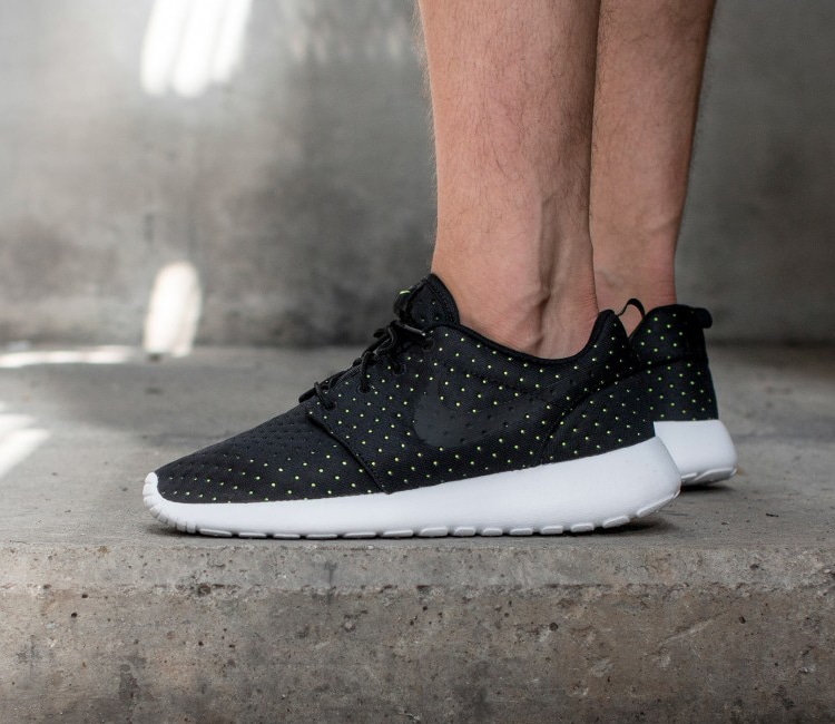 black on black nike roshe