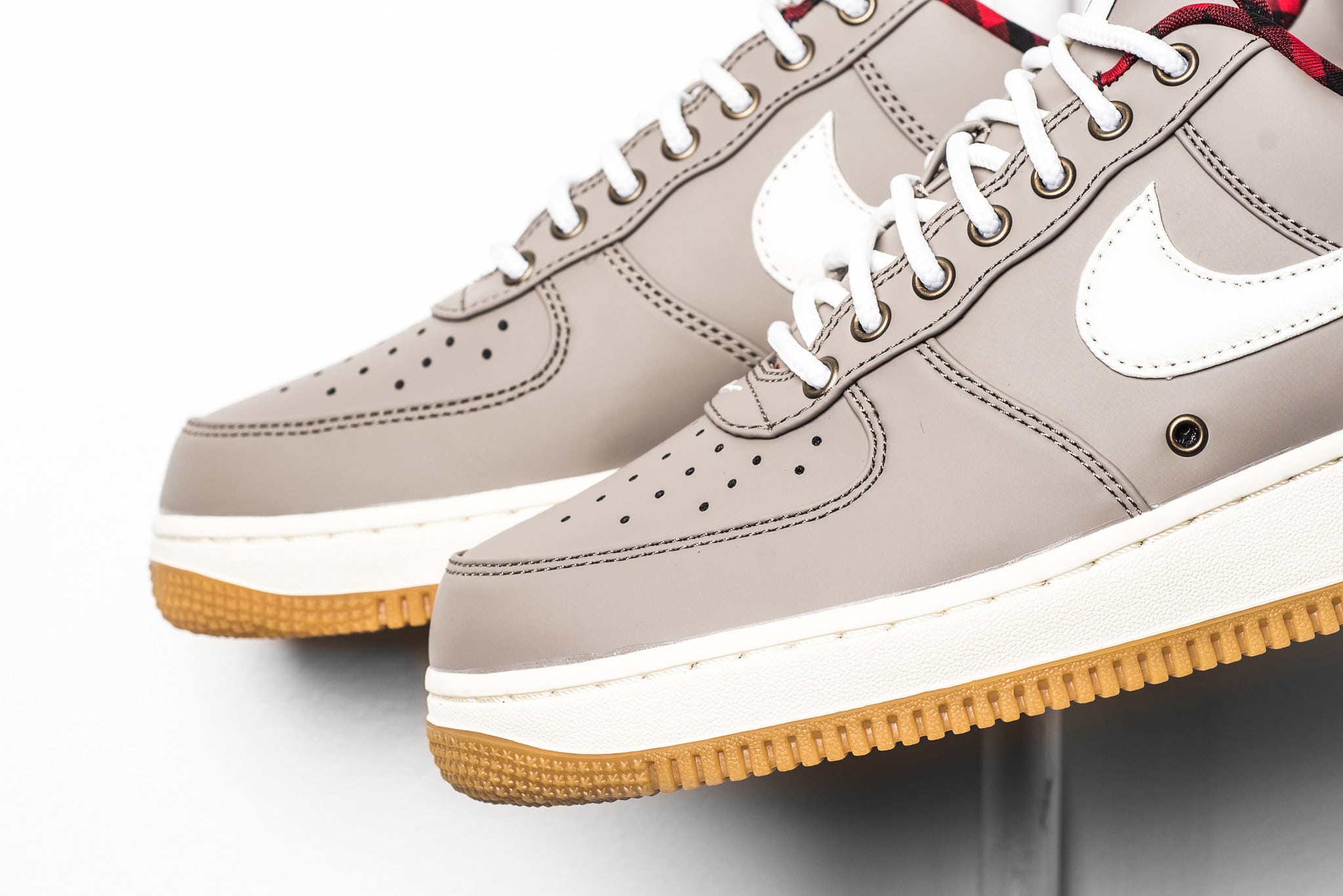 NIKE AIR FORCE 1 07 LV8 RAINING BUCKETS LIGHT TAUPE-7