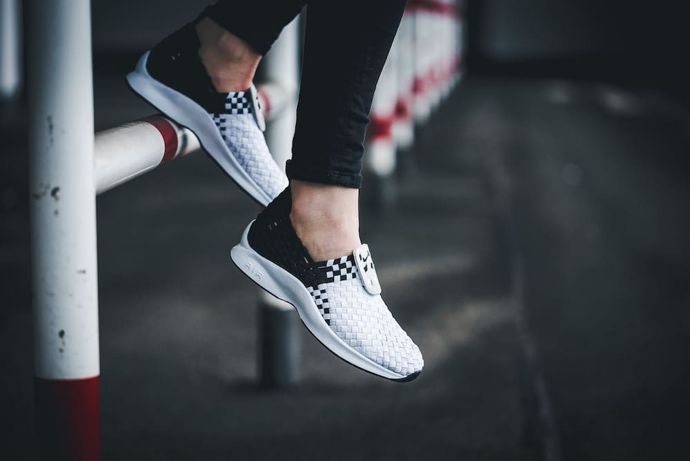 nike-302350-001-wmns-air-woven-1