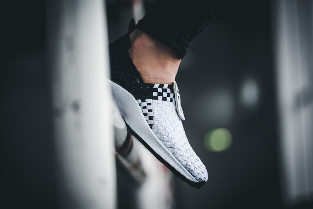 nike-302350-001-wmns-air-woven-2