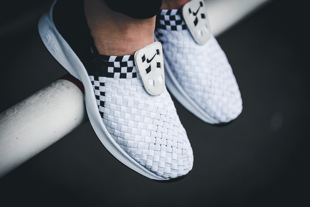 nike-302350-001-wmns-air-woven-3