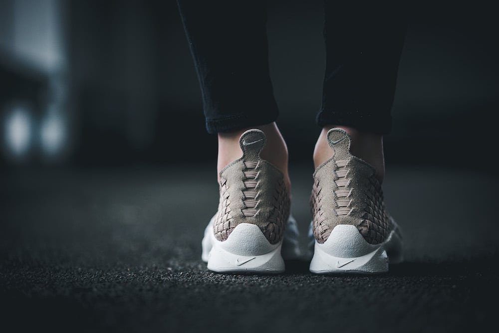 nike-302350-200-wmns-air-woven-1