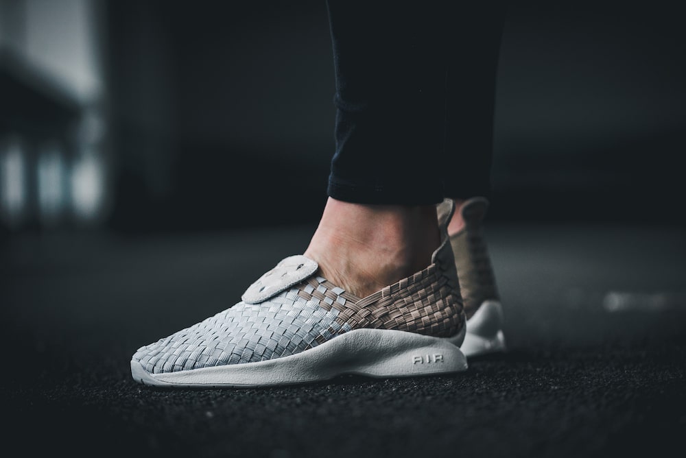 nike-302350-200-wmns-air-woven-2