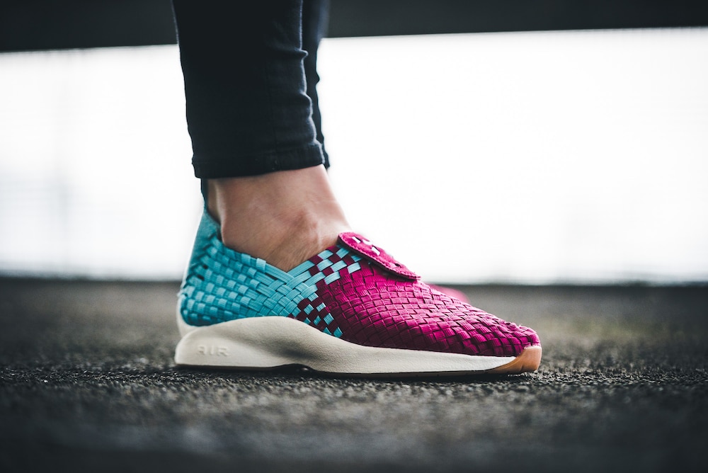 nike-302350-400-wmns-air-woven-1