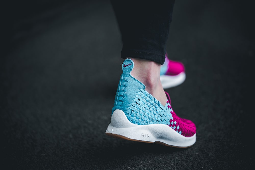 nike-302350-400-wmns-air-woven-2