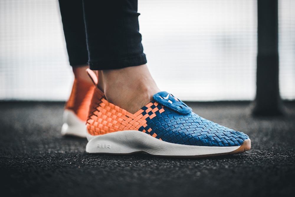 nike-302350-800-wmns-air-woven-2