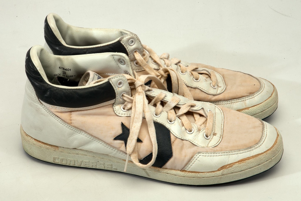 Buty Converse w ktorych gral Michael Jordan na aukcji za 140 tys dolarow-2