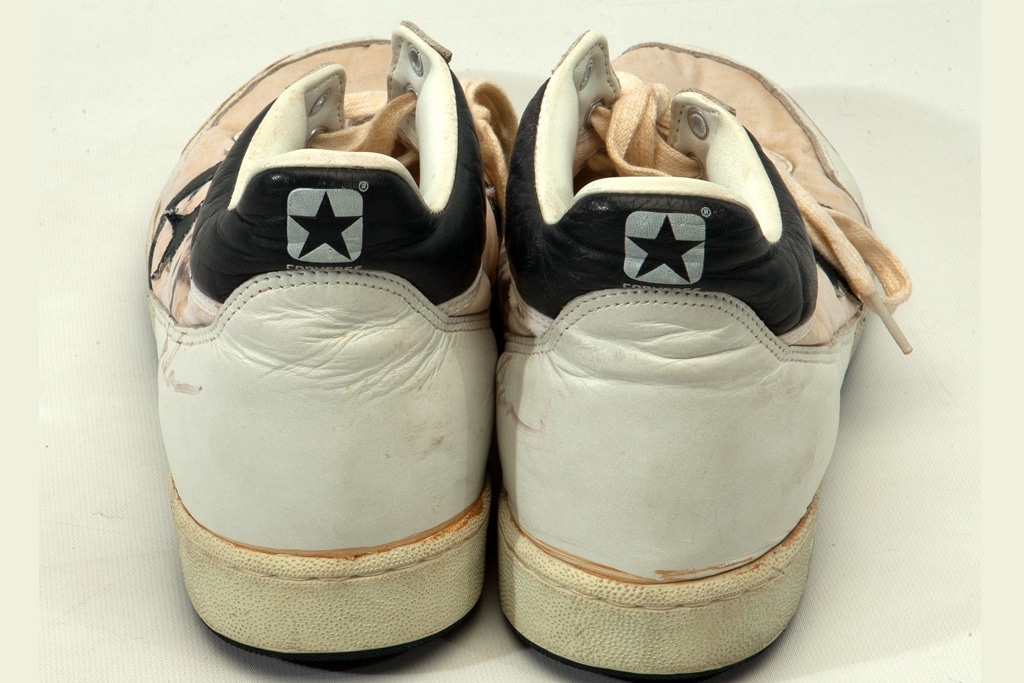 Buty Converse w ktorych gral Michael Jordan na aukcji za 140 tys dolarow-4