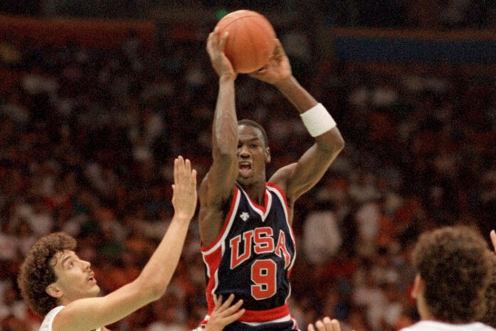 OLYMPICS BASKETBALL, LONG BEACH, USA Buty Converse w ktorych gral Michael Jordan na aukcji za 140 tys dolarow