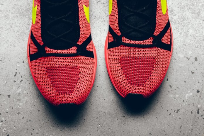 Nike Duel Racer - Bright Crimson : Volt Nike Duel Racer - Bright Crimson : Volt