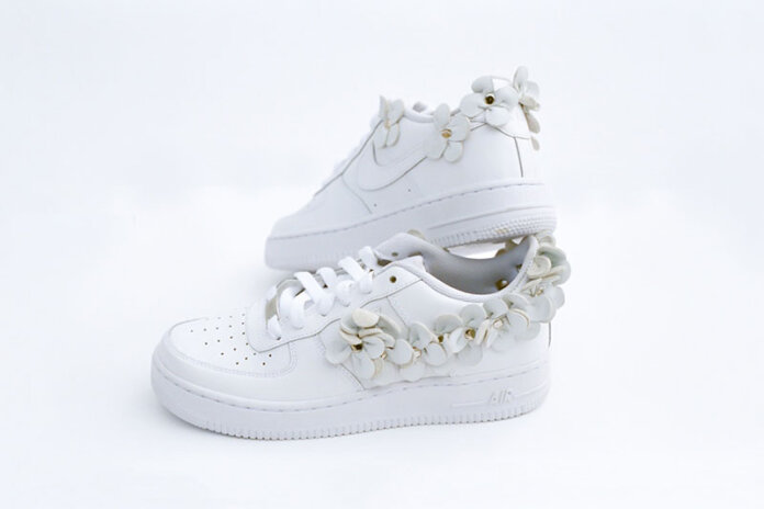Białe Nike Air Force 1 z korona wykonana z kwiatow Białe Nike Air Force 1 z korona wykonana z kwiatow