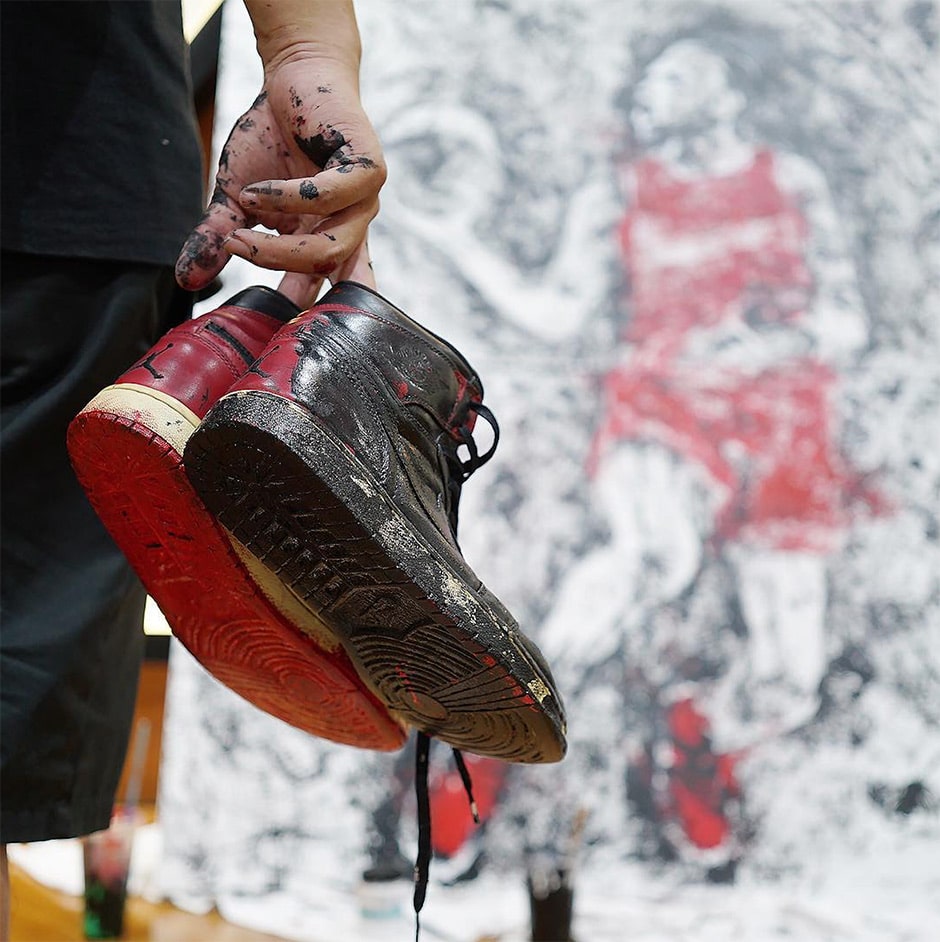 Artysta namalowal obraz Michaela Jordana przy pomocy buta-4