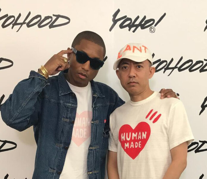 Pharrell Williams przylapany w ekstremalnie limitowanych adidas NMD HU NERD