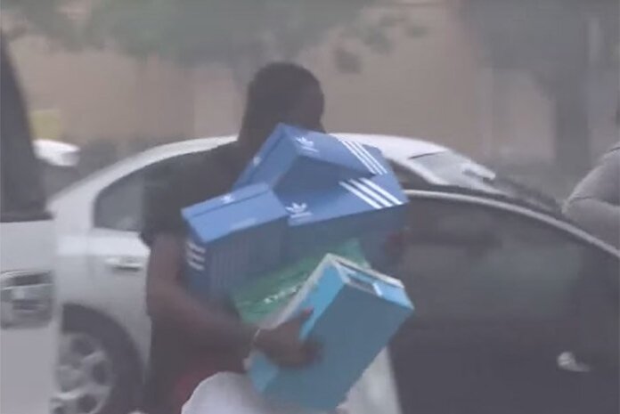 Zlodzieje okradaja sklep Foot Locker podczas ataku huraganu Irma Złodzieje okradają sklep Foot Locker podczas ataku huraganu Irma