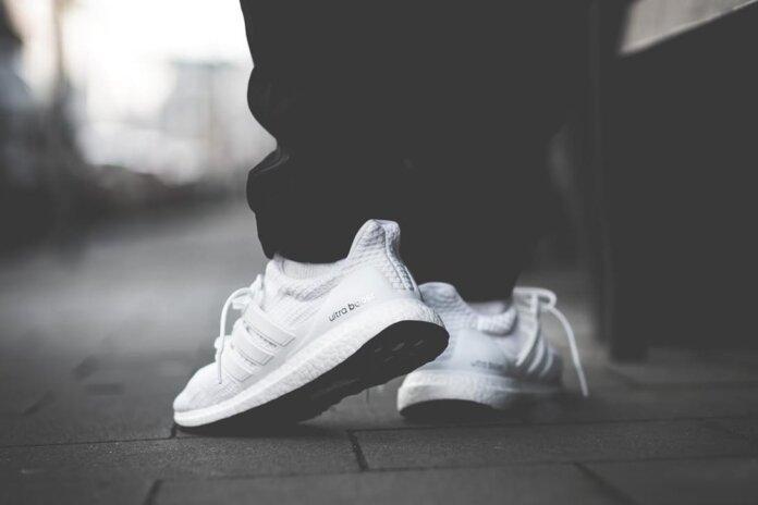 adidas przedstawia model Ultra Boost 4.0 w bialej kolorystyce adidas przedstawia model Ultra Boost 4.0 w bialej kolorystyce