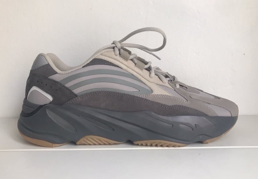 adidas Yeezy 700 V2-1