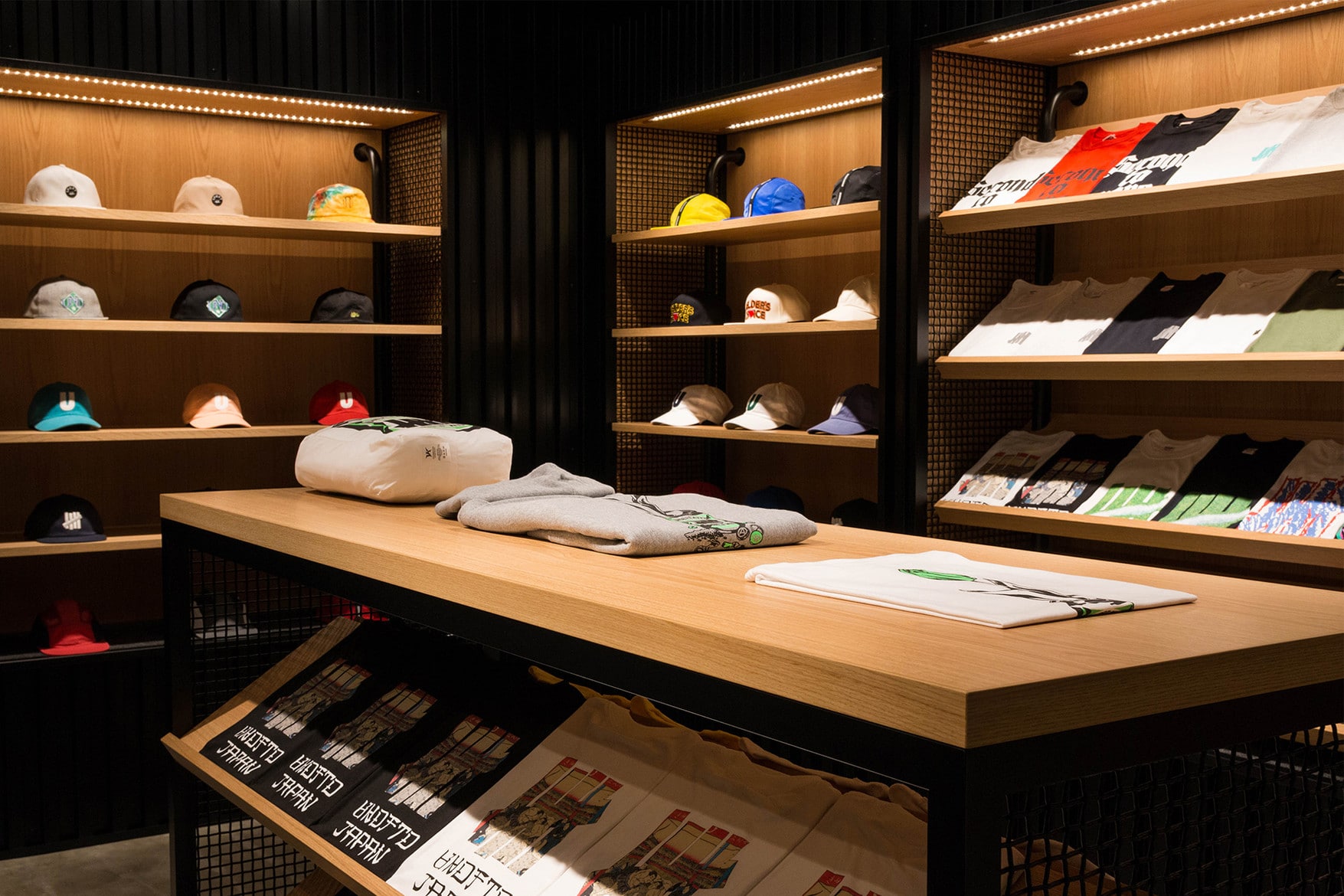 sklep undefeated Harajuku Meiji-Dori store-5