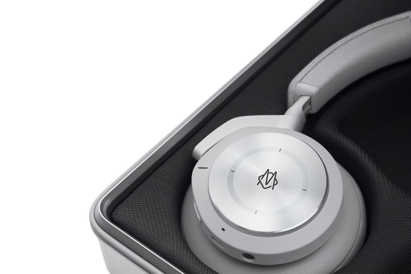 RIMOWA x Bang Olufsen Limited Edition Beoplay H9i 3
