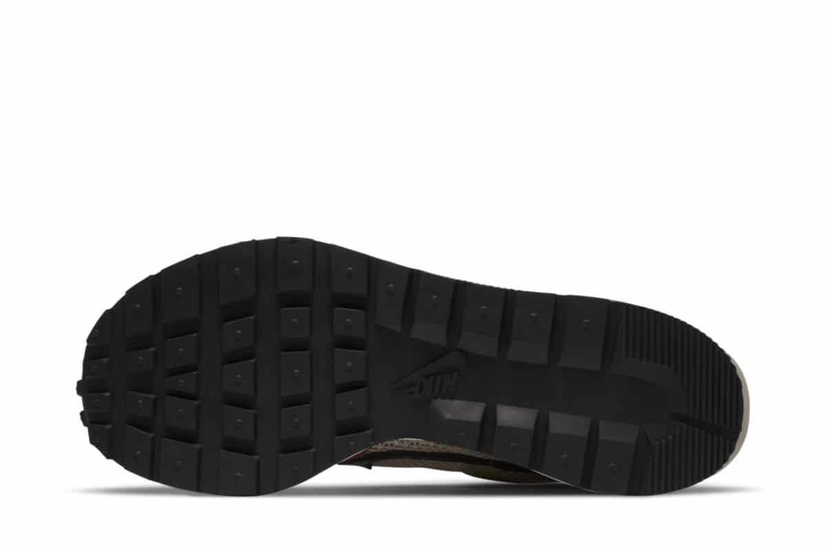 sacai x Nike VaporWaffle Villain Red DD3035-200 1