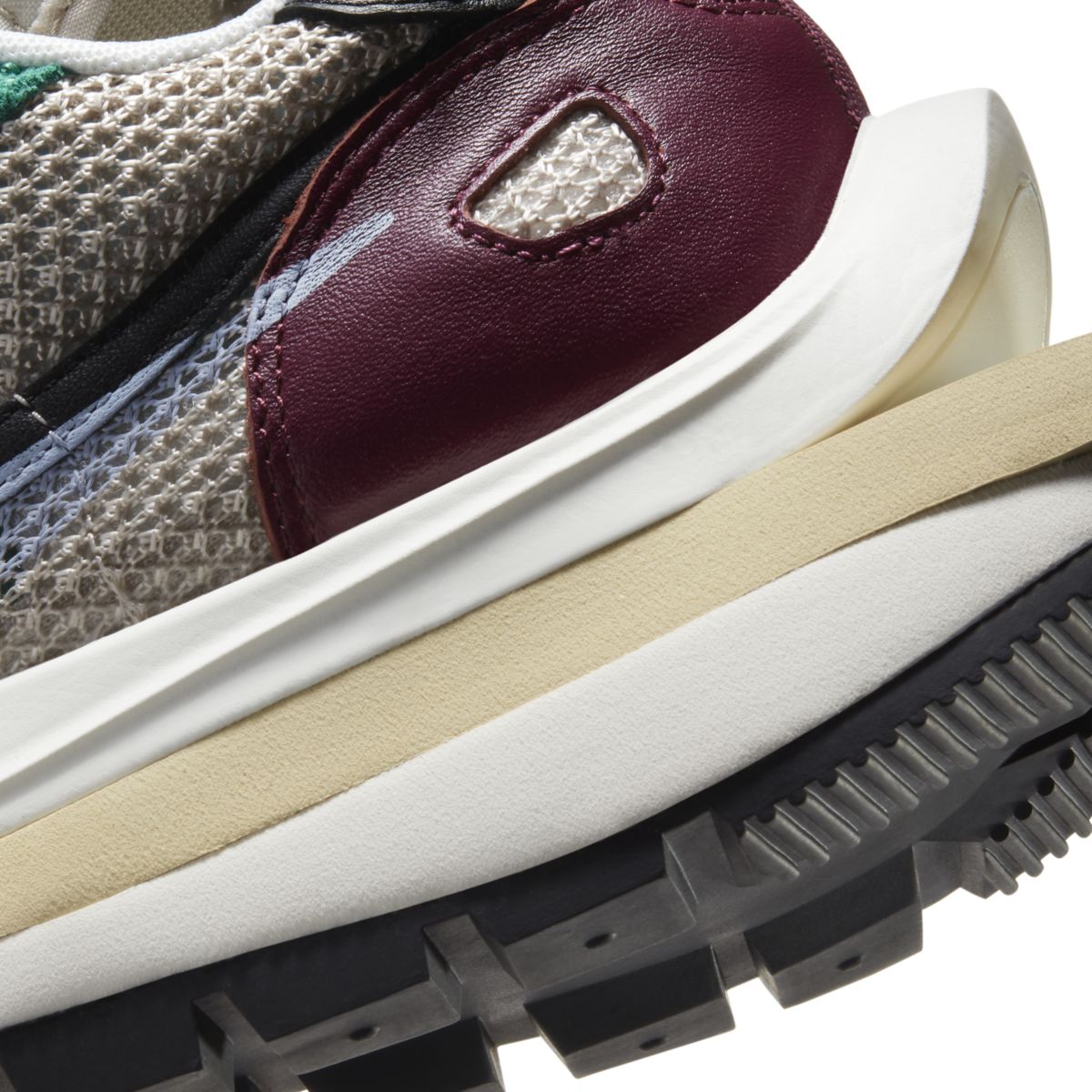 sacai x Nike VaporWaffle Villain Red DD3035-200 7