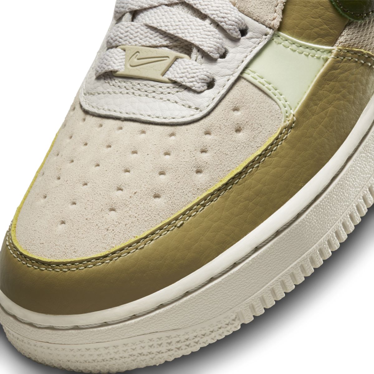 Oto Nike Air Force 1 Low âRough Greenâ z odblaskowymi panelami
