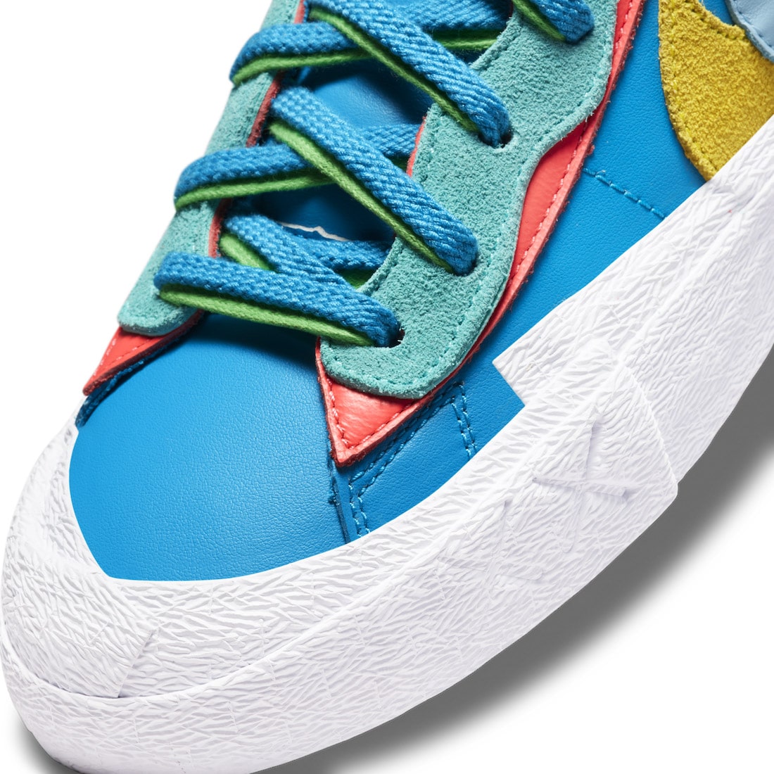 Kaws sacai Nike Blazer Low DM7901-400 3