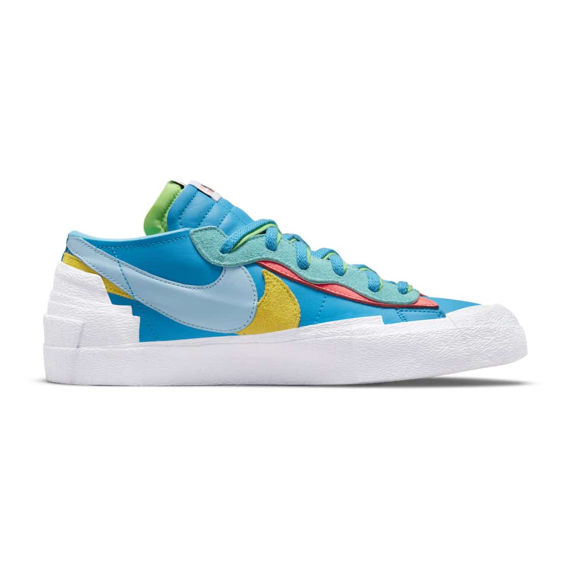 Kaws x sacai x Nike Blazer Low DM7901-400 3