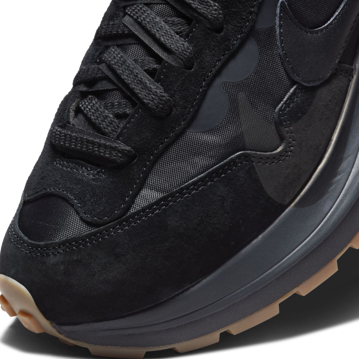 Oto świeża wersja sacai x Nike VaporWaffle o nazwie „Black & Gum”