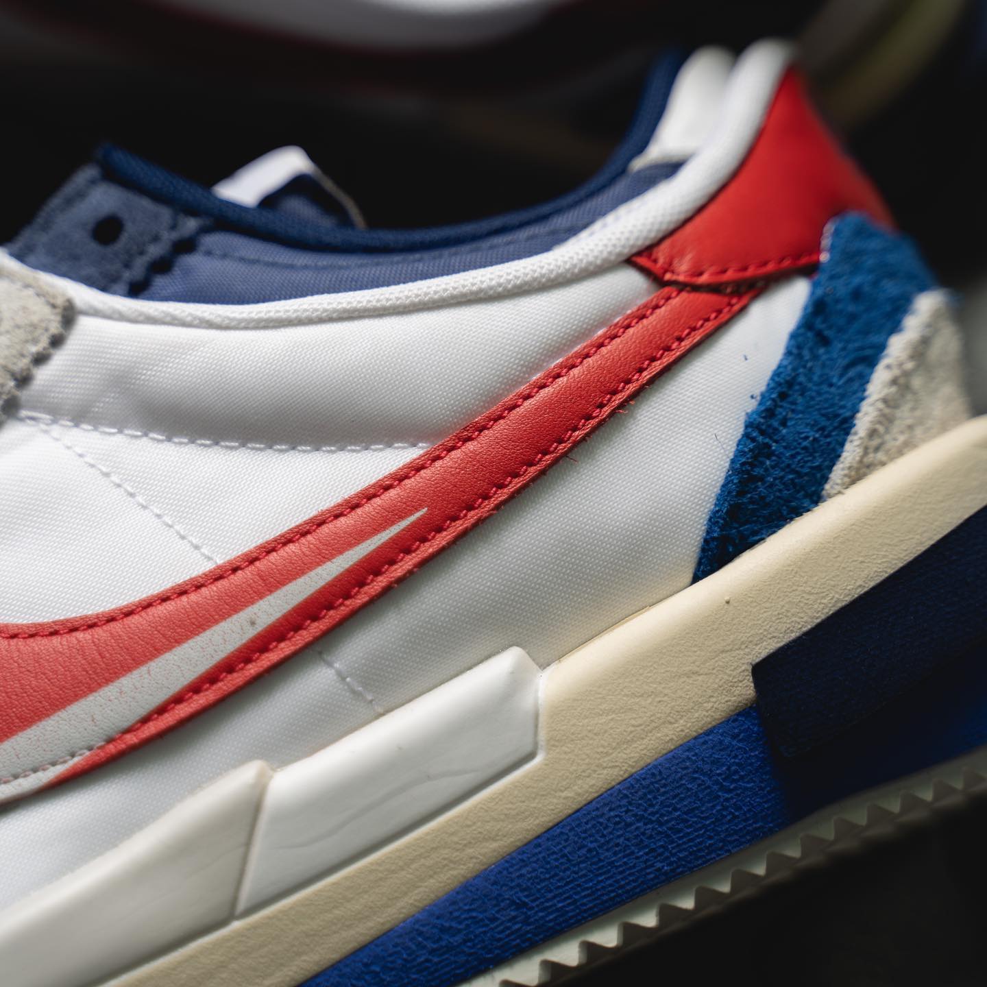 zdjecia sacai x nike cortez white red navy 7