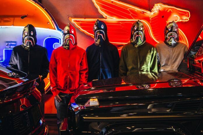 BAPE 星柄ポロシャツ グレー/バーガンディ Powrót kultowych bluz BAPE Shark Hoodie – poznaj szczegóły