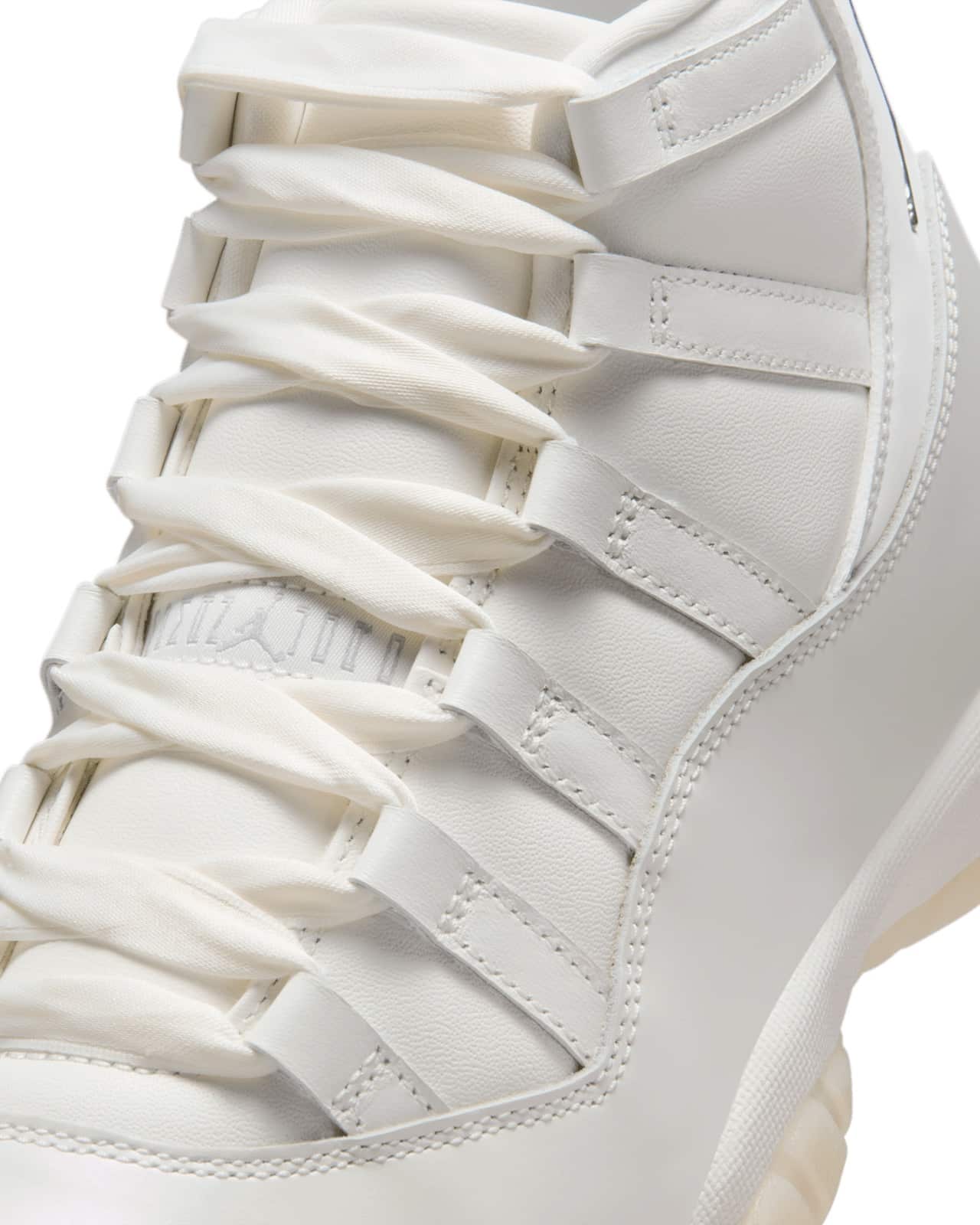 Air Jordan 11 Pearl AR0715-110 7