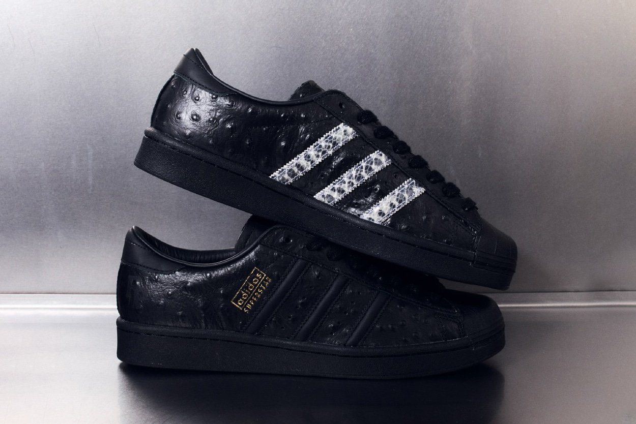 Footpatrol x adidas Superstar: Luksus w potrójnej czerni i strusią skórą