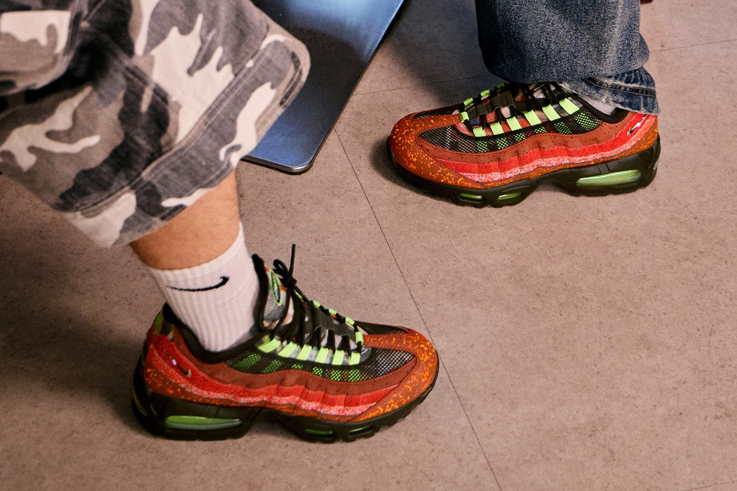 Czerwień, neon i nocna energia – Nike Air Max 95 w wersji „Hong Kong”
