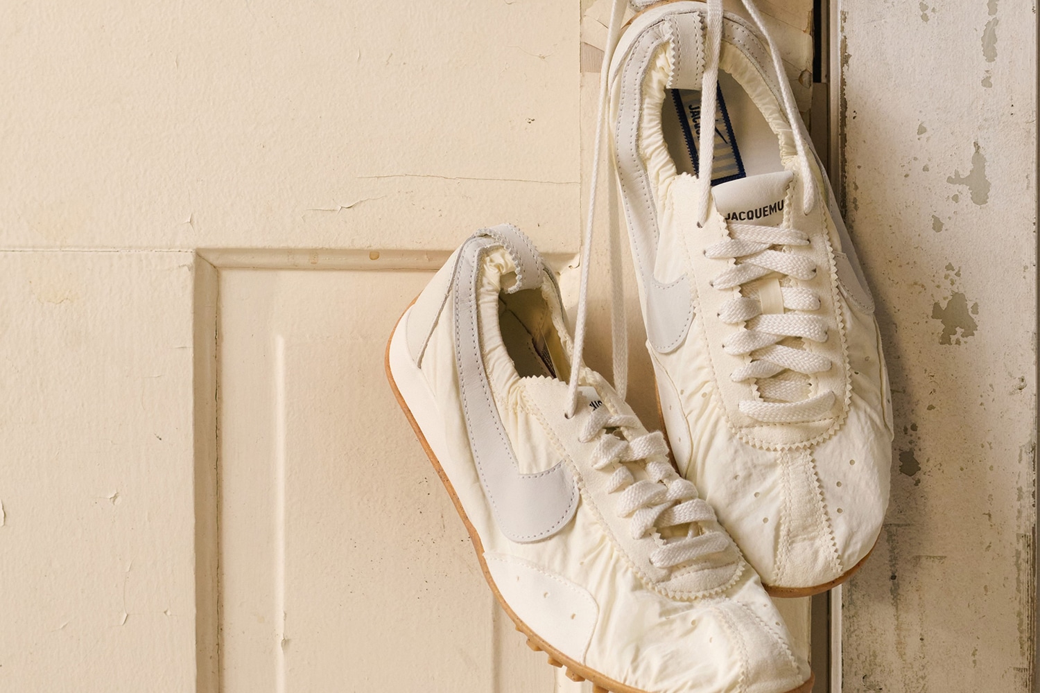 Jacquemus x Nike Moon Shoe „Soft Pearl” – gdy biegowa legenda spotyka paryski minimalizm
