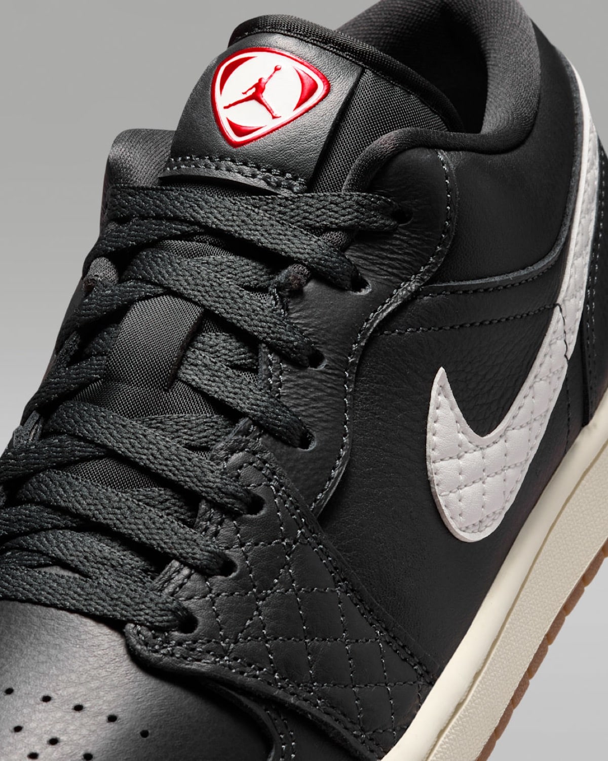 Air Jordan 1 Low SE Off Noir IO2047-001 7