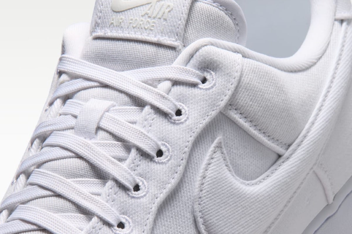 Nike Air Force 1 Low LV8 „Triple White” – płócienna wersja kultowego modelu z 1982 roku