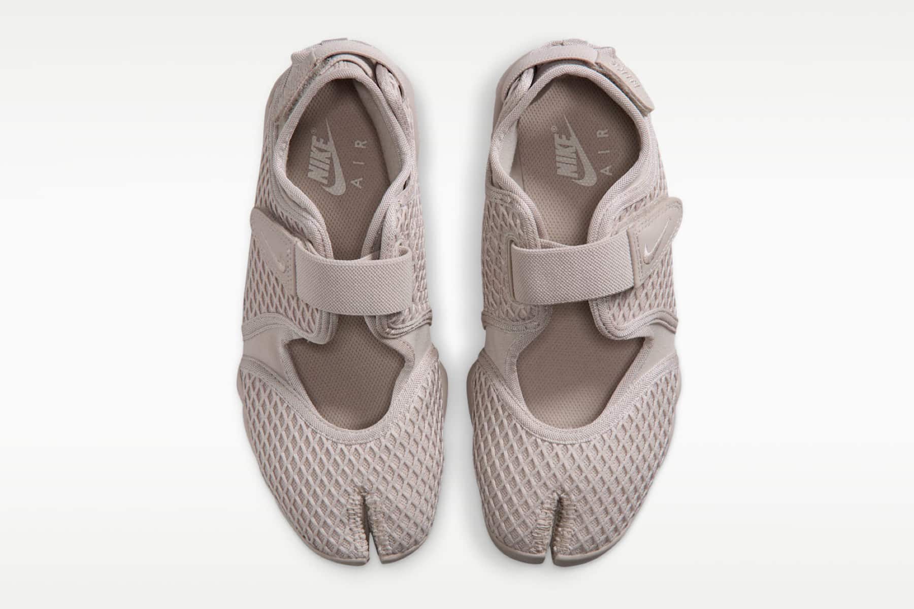 Nike Air Rift „Cream / Light Orewood Brown” – kultowy model wraca w stonowanej kolorystyce