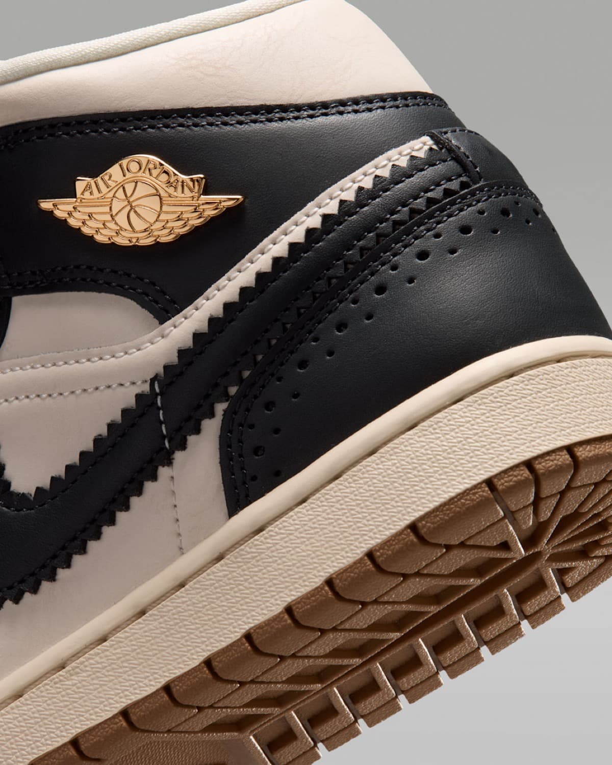 Air Jordan 1 Mid Off-Noir Chalk IO0760-001 8