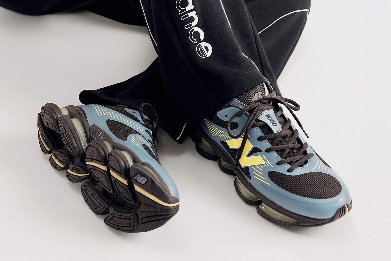 New Balance ABZORB 2000​ – kolejny model wchodzący do zestawu „Night Lights”