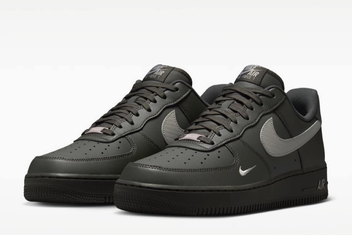 Nike Air Force 1 Low – oto ciemna odsłona „Newsprint” na jesień