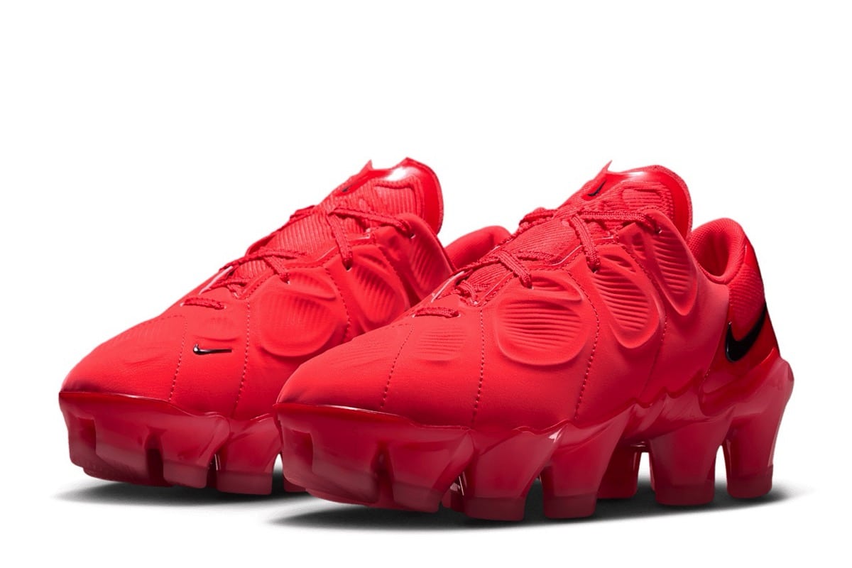 Nike First Sight Mirage „Light Crimson” – but, który łączy korki piłkarskie z modą